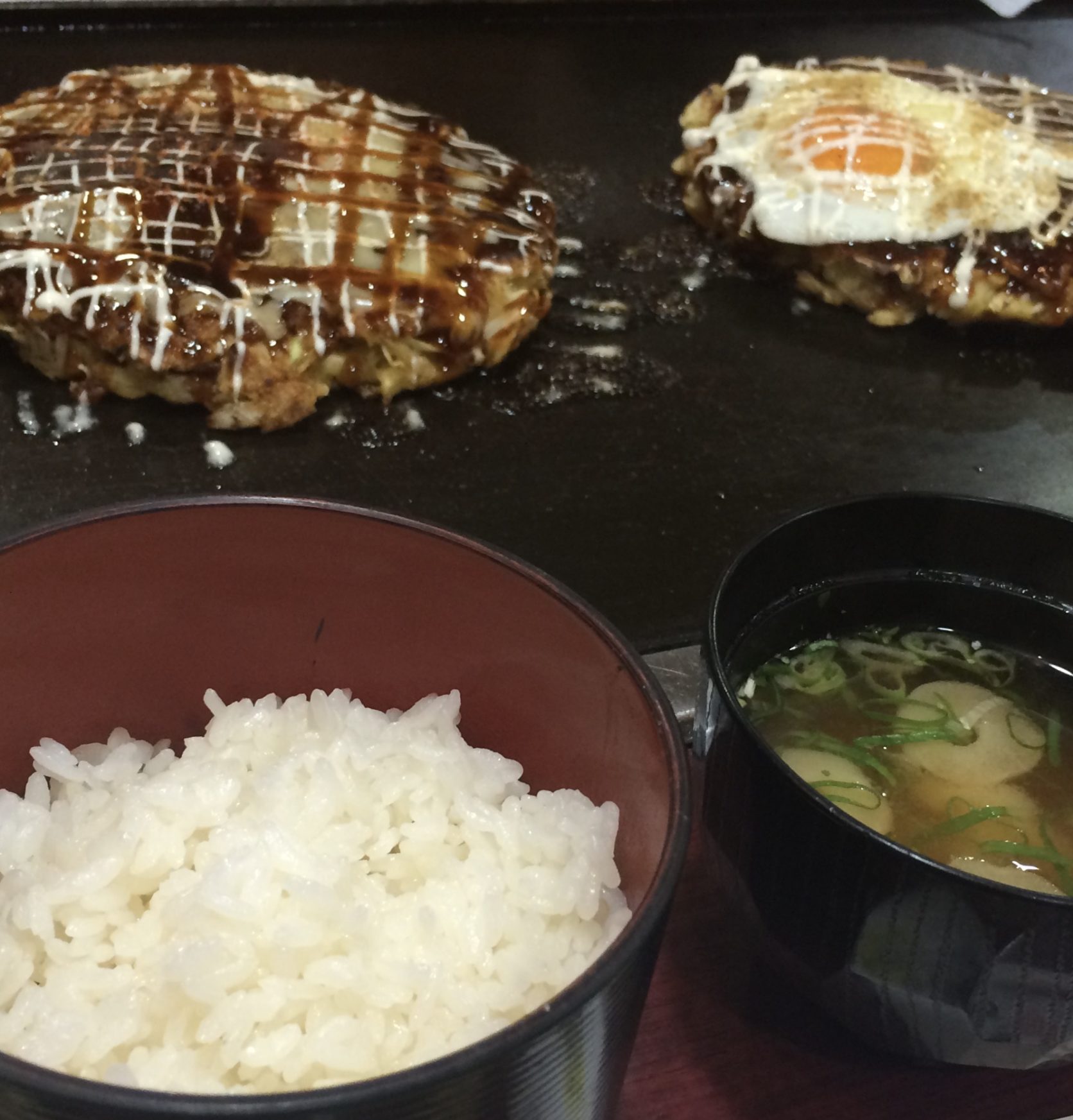 大阪の名物グルメ「お好み焼き」